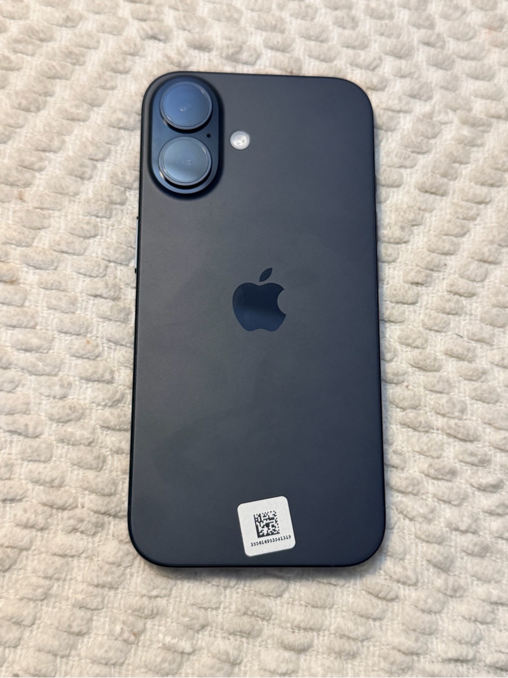 ⭐️ ⭐️Pristine Like New Apple iPhone 16 in black titanium⭐️⭐️ - Picture 4 of 7